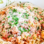 Спагетти с креветками, чесночным соусом и беконом